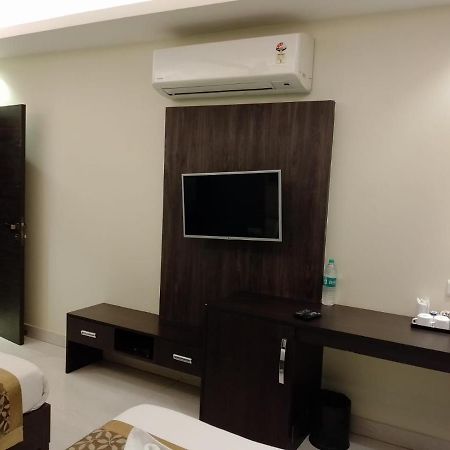 Hotel Solitaire Chinhat Esterno foto