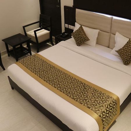 Hotel Solitaire Chinhat Esterno foto