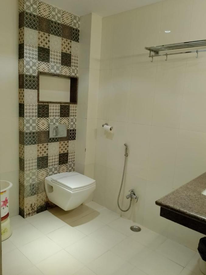 Hotel Solitaire Chinhat Esterno foto