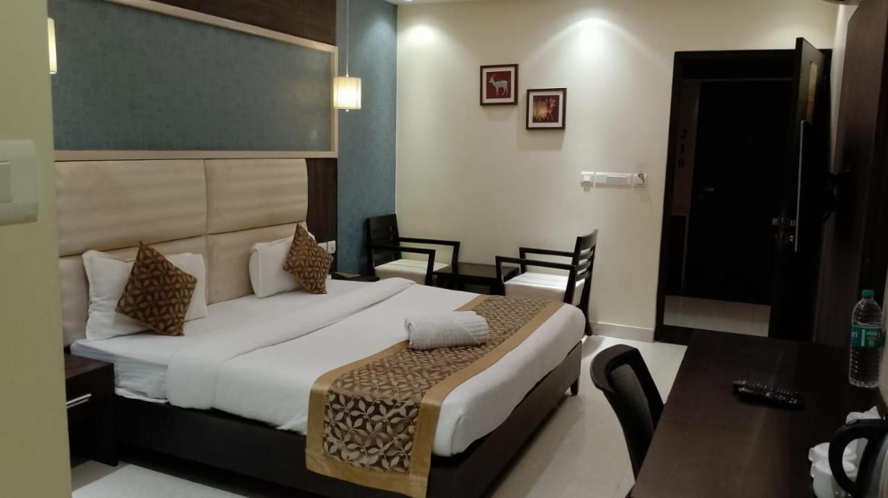 Hotel Solitaire Chinhat Esterno foto