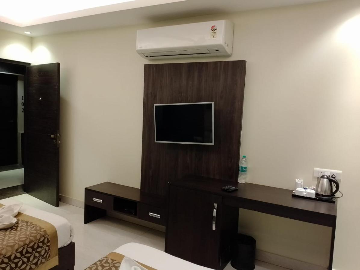 Hotel Solitaire Chinhat Esterno foto