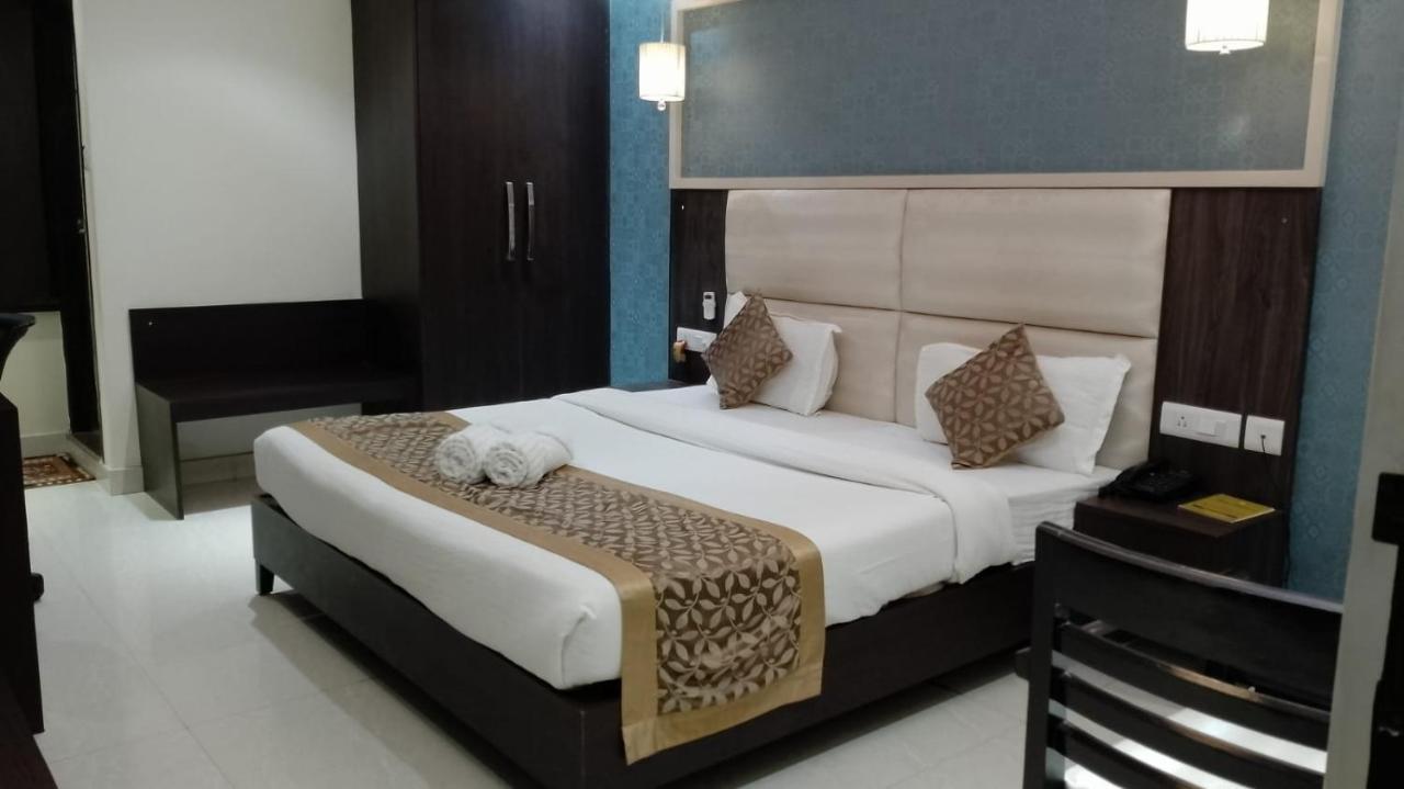 Hotel Solitaire Chinhat Esterno foto