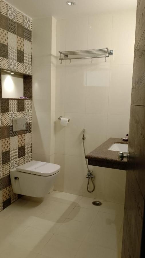 Hotel Solitaire Chinhat Esterno foto