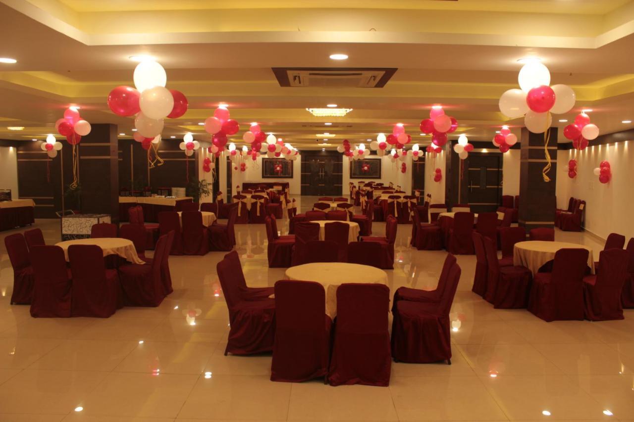 Hotel Solitaire Chinhat Esterno foto