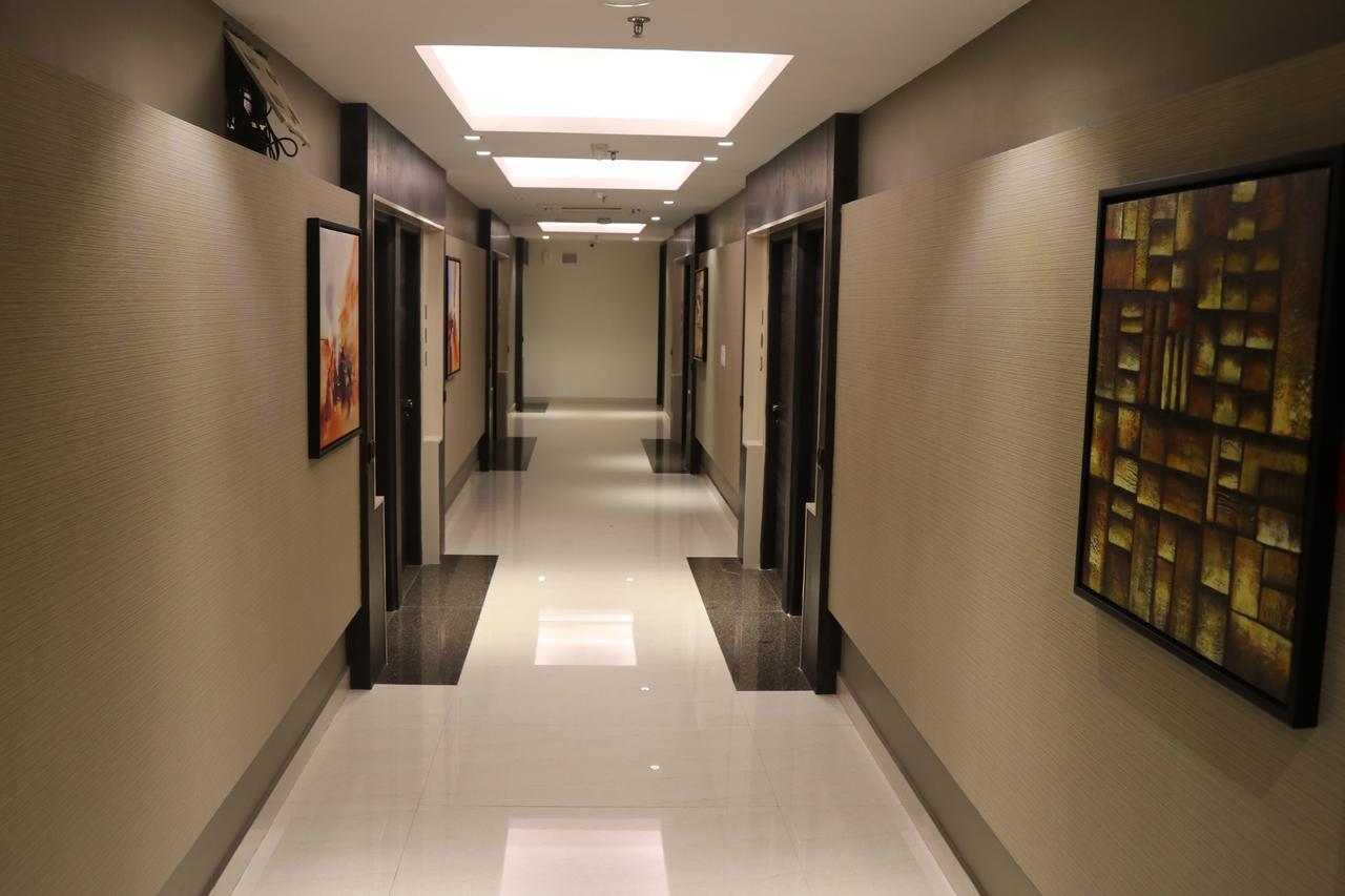 Hotel Solitaire Chinhat Esterno foto