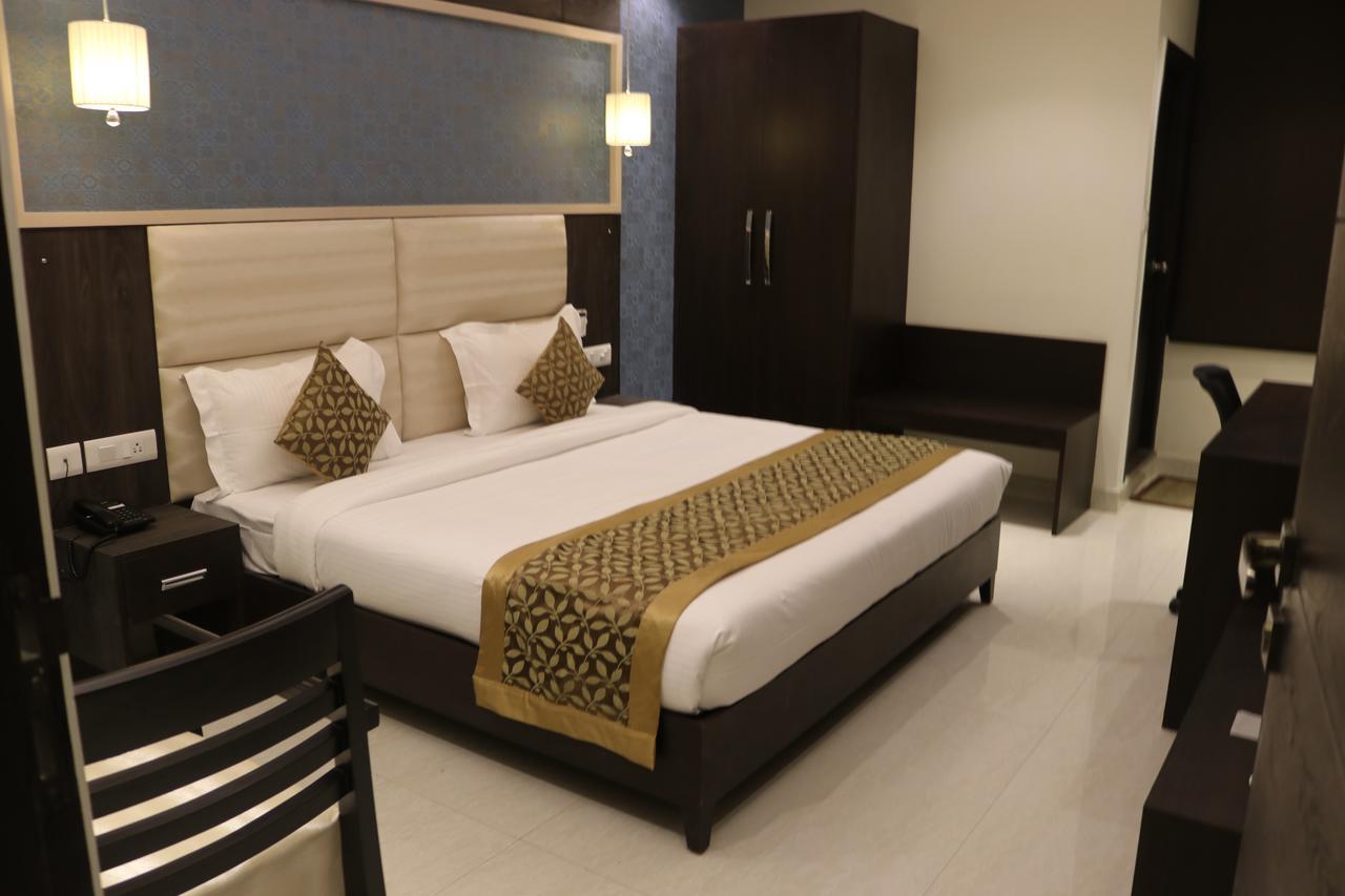 Hotel Solitaire Chinhat Esterno foto