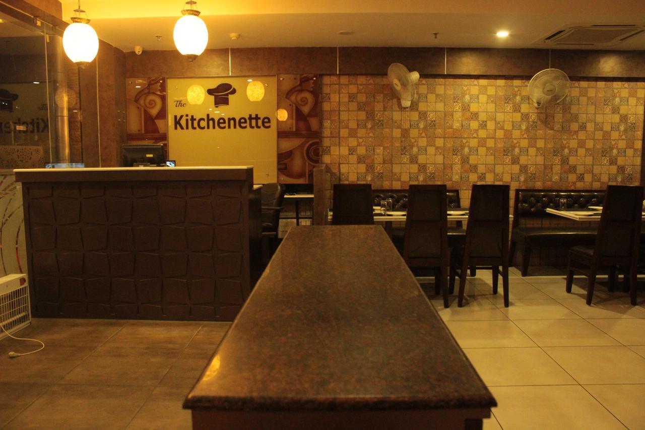 Hotel Solitaire Chinhat Esterno foto