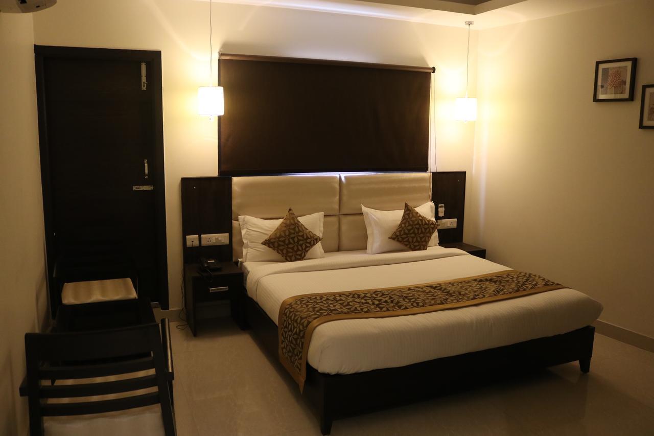 Hotel Solitaire Chinhat Esterno foto