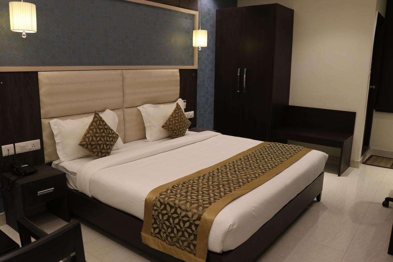 Hotel Solitaire Chinhat Esterno foto