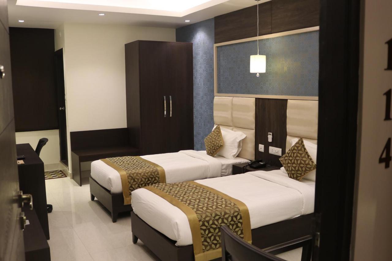 Hotel Solitaire Chinhat Esterno foto
