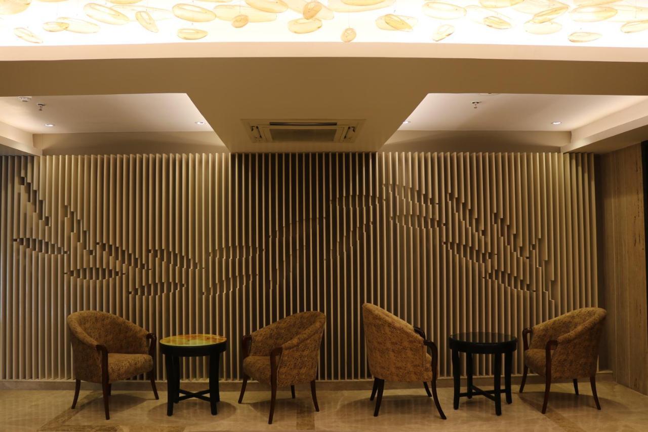 Hotel Solitaire Chinhat Esterno foto