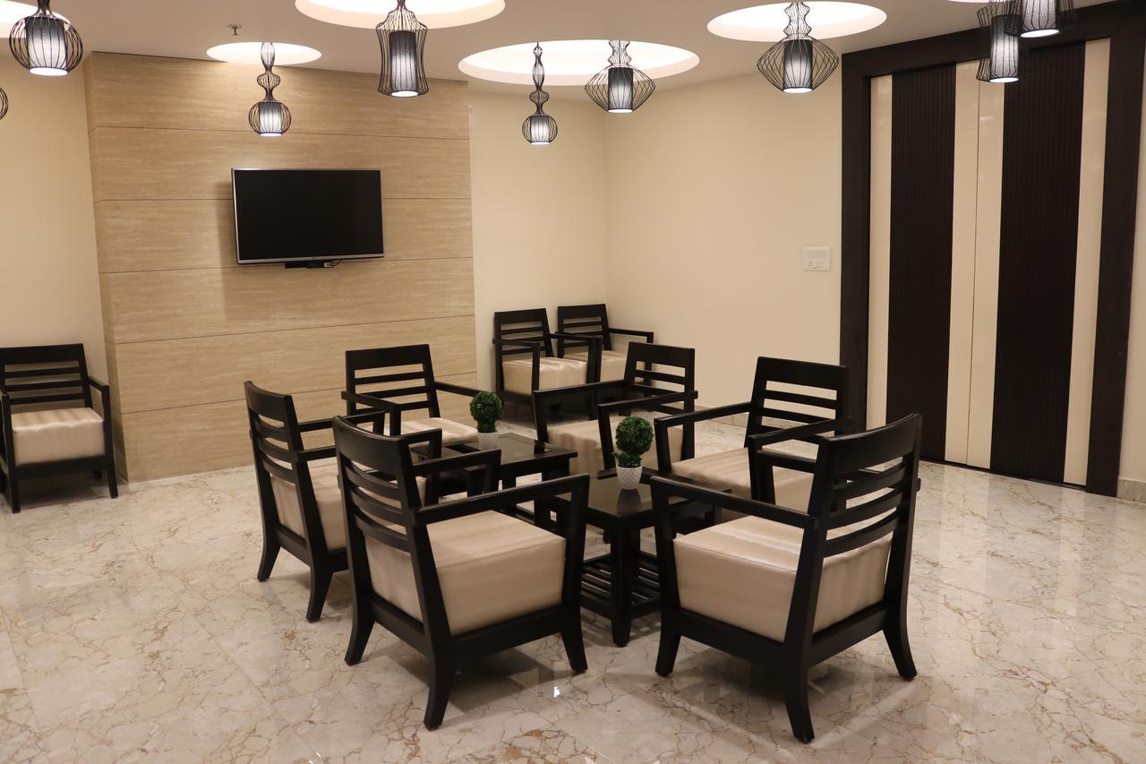 Hotel Solitaire Chinhat Esterno foto