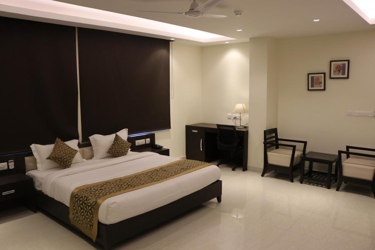 Hotel Solitaire Chinhat Esterno foto