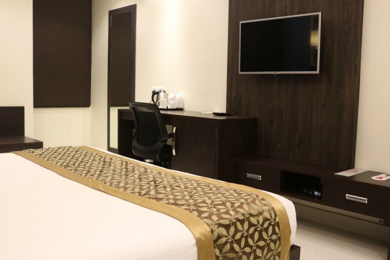 Hotel Solitaire Chinhat Esterno foto