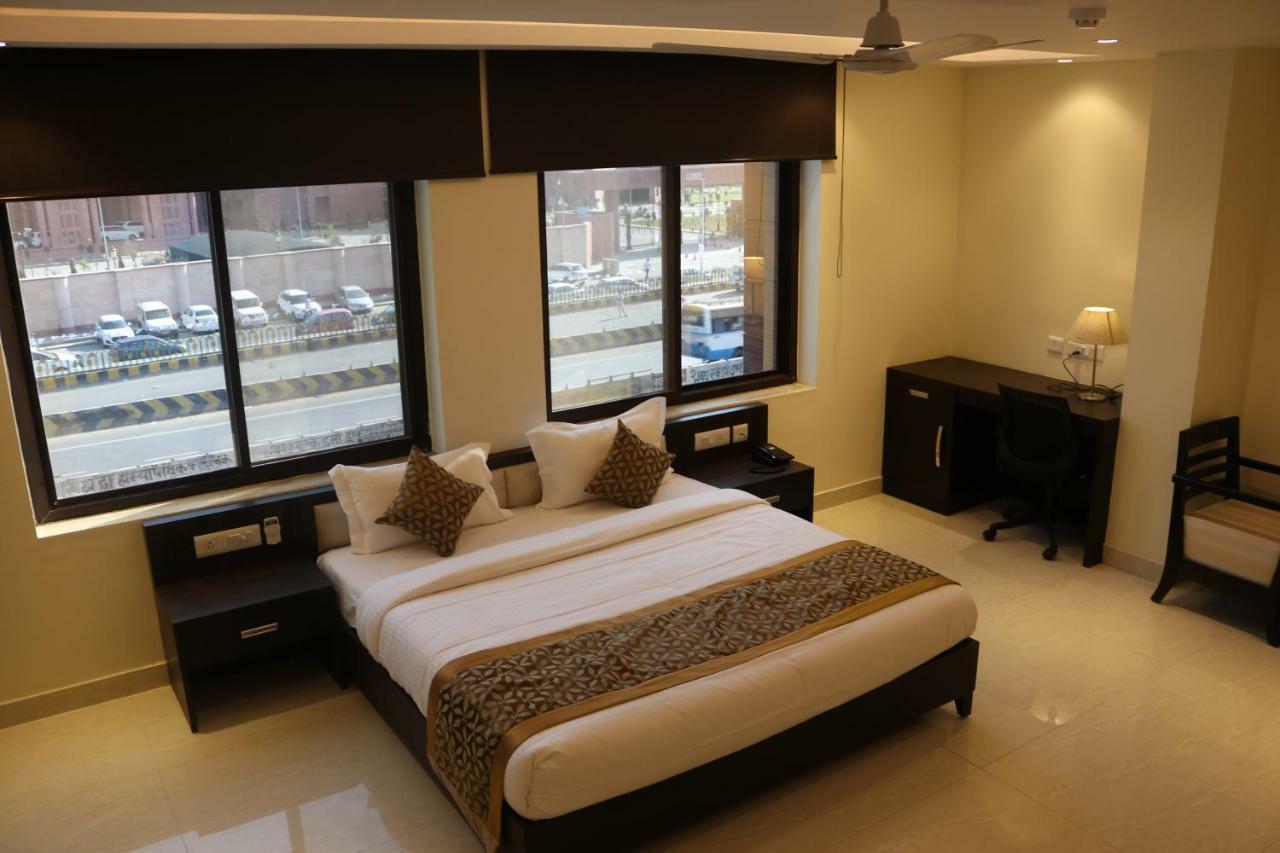 Hotel Solitaire Chinhat Esterno foto