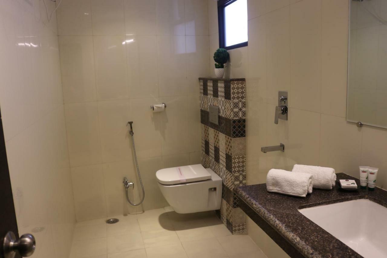 Hotel Solitaire Chinhat Esterno foto