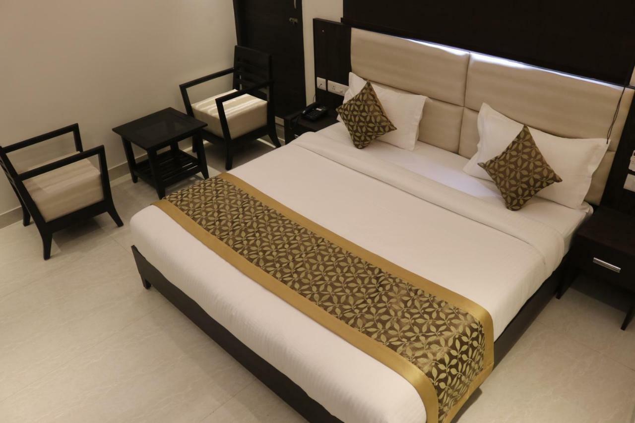 Hotel Solitaire Chinhat Esterno foto