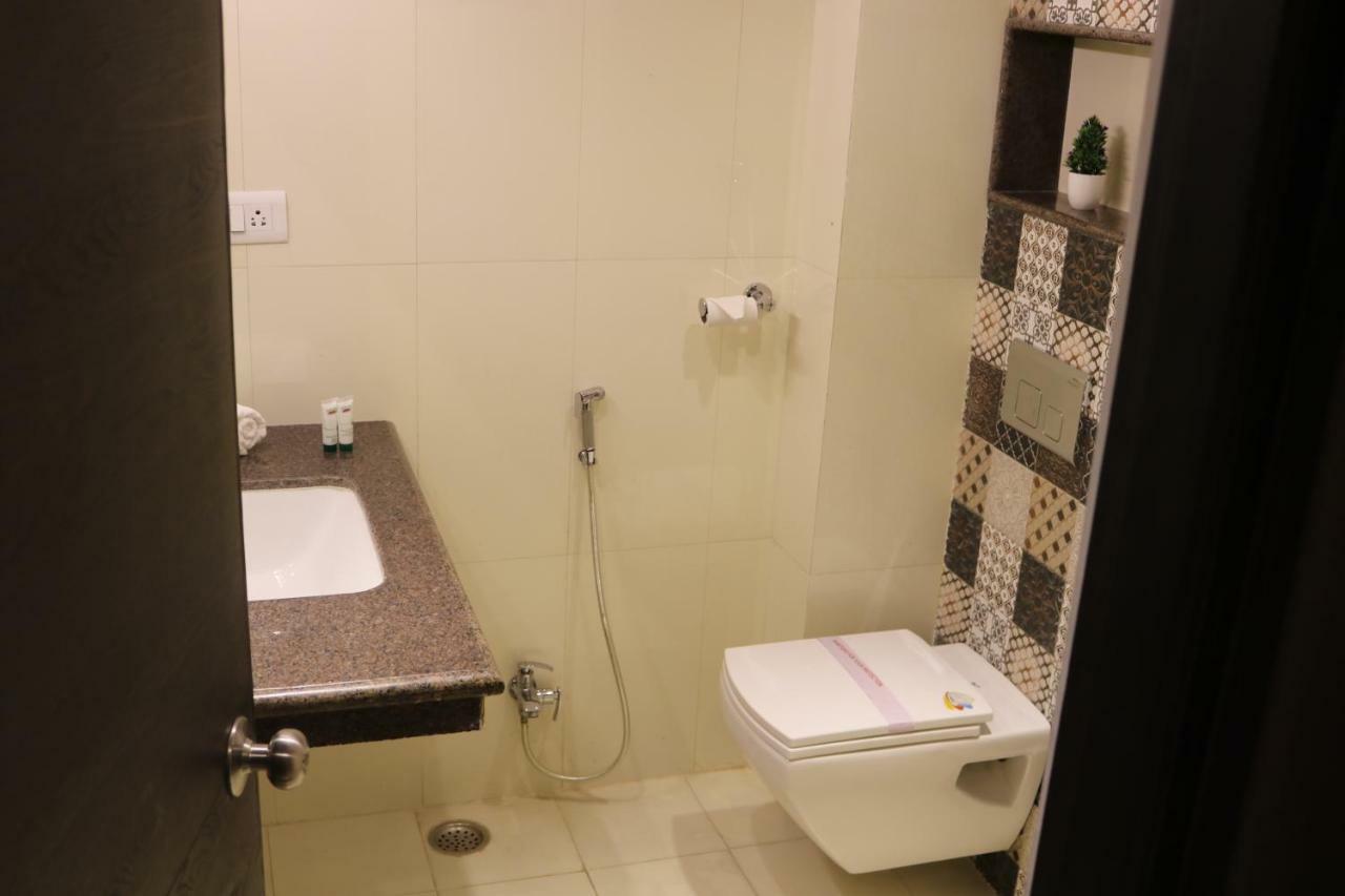 Hotel Solitaire Chinhat Esterno foto