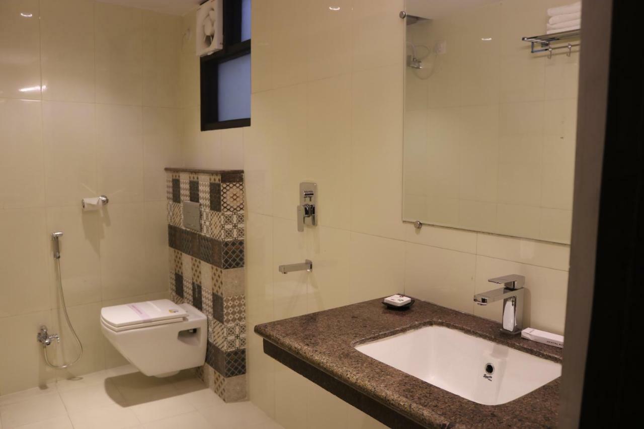 Hotel Solitaire Chinhat Esterno foto