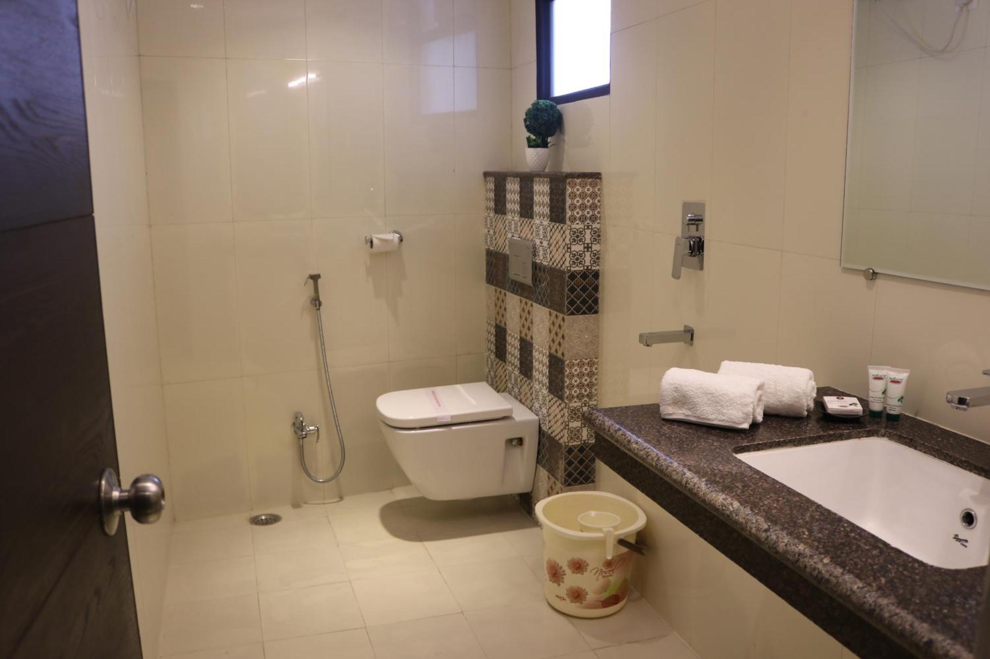 Hotel Solitaire Chinhat Esterno foto