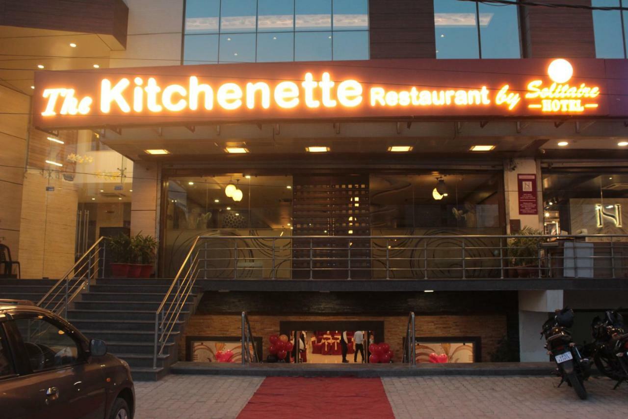 Hotel Solitaire Chinhat Esterno foto